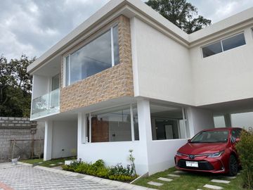 Venta de casa a estrenar en tumbaco sector hilacril con piscina