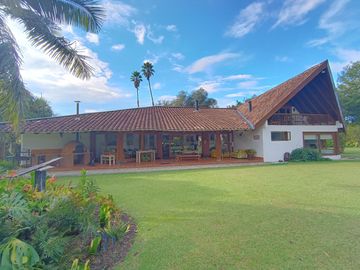 Countryhome on Double Lot in Residential Community - Llanogrande