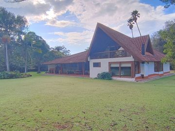 Countryhome on Double Lot in Residential Community - Llanogrande