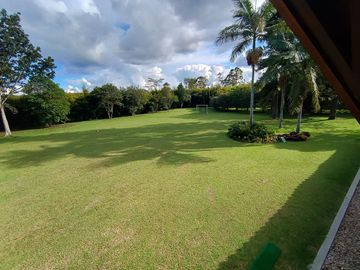 Countryhome on Double Lot in Residential Community - Llanogrande