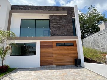 CASA NUEVA EN VENTA CON RECÁMARA EN PLANTA BAJA EN VENTA FRACC. PRADERAS ALTOZANO JUNTO A CLUB DE GOLF ALTOZANO