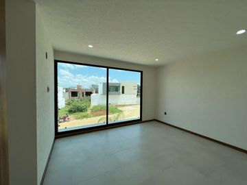 CASA NUEVA EN VENTA CON RECÁMARA EN PLANTA BAJA EN VENTA FRACC. PRADERAS ALTOZANO JUNTO A CLUB DE GOLF ALTOZANO