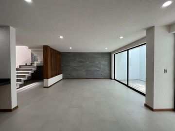 CASA NUEVA EN VENTA CON RECÁMARA EN PLANTA BAJA EN VENTA FRACC. PRADERAS ALTOZANO JUNTO A CLUB DE GOLF ALTOZANO