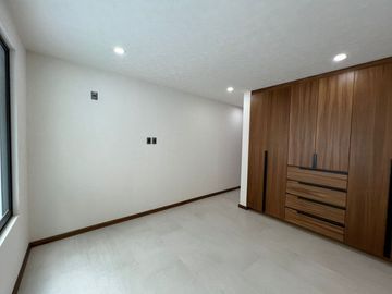 CASA NUEVA EN VENTA CON RECÁMARA EN PLANTA BAJA EN VENTA FRACC. PRADERAS ALTOZANO JUNTO A CLUB DE GOLF ALTOZANO