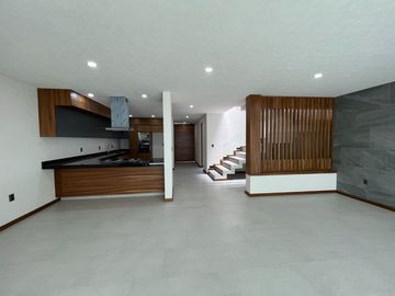 CASA NUEVA EN VENTA CON RECÁMARA EN PLANTA BAJA EN VENTA FRACC. PRADERAS ALTOZANO JUNTO A CLUB DE GOLF ALTOZANO