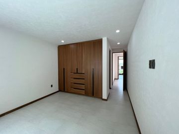CASA NUEVA EN VENTA CON RECÁMARA EN PLANTA BAJA EN VENTA FRACC. PRADERAS ALTOZANO JUNTO A CLUB DE GOLF ALTOZANO