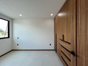 CASA NUEVA EN VENTA CON RECÁMARA EN PLANTA BAJA EN VENTA FRACC. PRADERAS ALTOZANO JUNTO A CLUB DE GOLF ALTOZANO