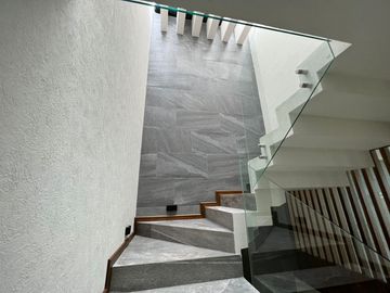 CASA NUEVA EN VENTA CON RECÁMARA EN PLANTA BAJA EN VENTA FRACC. PRADERAS ALTOZANO JUNTO A CLUB DE GOLF ALTOZANO