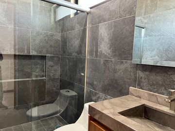 CASA NUEVA EN VENTA CON RECÁMARA EN PLANTA BAJA EN VENTA FRACC. PRADERAS ALTOZANO JUNTO A CLUB DE GOLF ALTOZANO