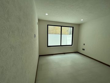 CASA NUEVA EN VENTA CON RECÁMARA EN PLANTA BAJA EN VENTA FRACC. PRADERAS ALTOZANO JUNTO A CLUB DE GOLF ALTOZANO