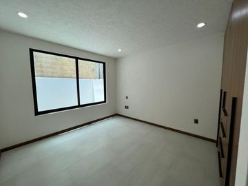 CASA NUEVA EN VENTA CON RECÁMARA EN PLANTA BAJA EN VENTA FRACC. PRADERAS ALTOZANO JUNTO A CLUB DE GOLF ALTOZANO