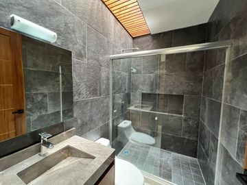 CASA NUEVA EN VENTA CON RECÁMARA EN PLANTA BAJA EN VENTA FRACC. PRADERAS ALTOZANO JUNTO A CLUB DE GOLF ALTOZANO