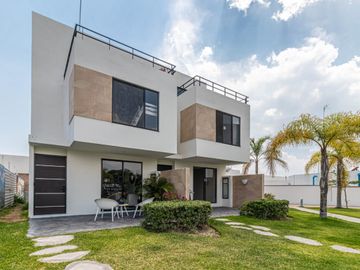 CASA EN VENTA A 15 MINUTOS DE CUERNAVACA, MORELOS; MÉXICO. 3 RECÁMARAS, ALBERCA, CANCHAS DEPORTIVAS Y PET PARK.