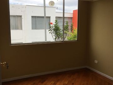 VENDO CASA en Urbanización Paseos del Pichincha, Pinar Alto, Norte Quito