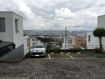 VENDO CASA en Urbanización Paseos del Pichincha, Pinar Alto, Norte Quito