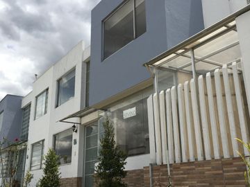 VENDO CASA en Urbanización Paseos del Pichincha, Pinar Alto, Norte Quito