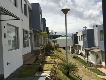 VENDO CASA en Urbanización Paseos del Pichincha, Pinar Alto, Norte Quito