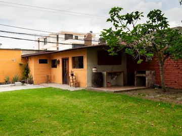 CASA  3 DORMITORIOS ESTILO RÚSTICA REMODELADA, PATIO/JARDIN GRANDE SECTOR EL EDÉN, CENTRO NORTE