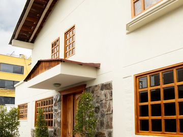 CASA  3 DORMITORIOS ESTILO RÚSTICA REMODELADA, PATIO/JARDIN GRANDE SECTOR EL EDÉN, CENTRO NORTE