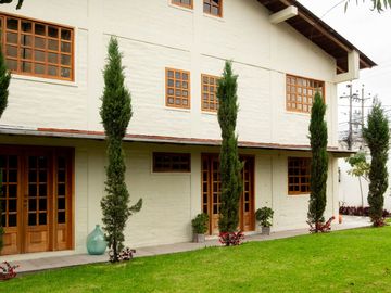 CASA  3 DORMITORIOS ESTILO RÚSTICA REMODELADA, PATIO/JARDIN GRANDE SECTOR EL EDÉN, CENTRO NORTE