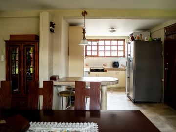 CASA  3 DORMITORIOS ESTILO RÚSTICA REMODELADA, PATIO/JARDIN GRANDE SECTOR EL EDÉN, CENTRO NORTE