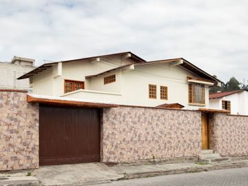 CASA  3 DORMITORIOS ESTILO RÚSTICA REMODELADA, PATIO/JARDIN GRANDE SECTOR EL EDÉN, CENTRO NORTE