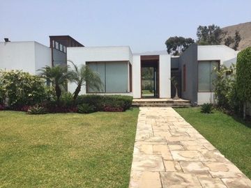 VENDO CASA CON PISCINA EN URB. LA PLANICIE – LA MOLINA