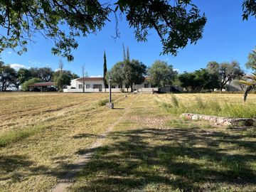 VENDO RANCHO 5.5 HECTAREAS CARRETERA SAN MIGUEL A DOLORES, CON CASAS, CABALLERIZAS, POZO, PEGADAS AL RIO LAJA Y CARRETERA DEL LADO DE DOLORES, HIDALGO
