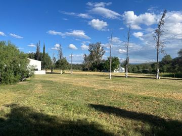 VENDO RANCHO 5.5 HECTAREAS CARRETERA SAN MIGUEL A DOLORES, CON CASAS, CABALLERIZAS, POZO, PEGADAS AL RIO LAJA Y CARRETERA DEL LADO DE DOLORES, HIDALGO