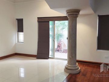 VENTA DE AMPLIA CASA EN RINCON DE LAS LOMAS
