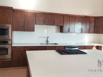 VENTA DE AMPLIA CASA EN RINCON DE LAS LOMAS