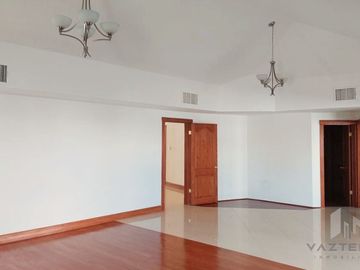 VENTA DE AMPLIA CASA EN RINCON DE LAS LOMAS