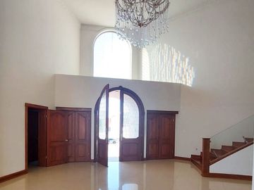 VENTA DE AMPLIA CASA EN RINCON DE LAS LOMAS