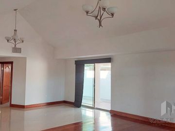 VENTA DE AMPLIA CASA EN RINCON DE LAS LOMAS