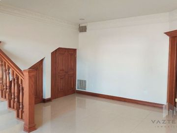 VENTA DE AMPLIA CASA EN RINCON DE LAS LOMAS