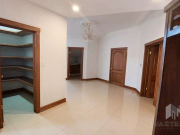 VENTA DE AMPLIA CASA EN RINCON DE LAS LOMAS
