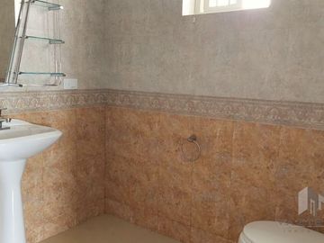 VENTA DE AMPLIA CASA EN RINCON DE LAS LOMAS