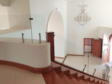VENTA DE AMPLIA CASA EN RINCON DE LAS LOMAS