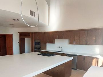 VENTA DE AMPLIA CASA EN RINCON DE LAS LOMAS