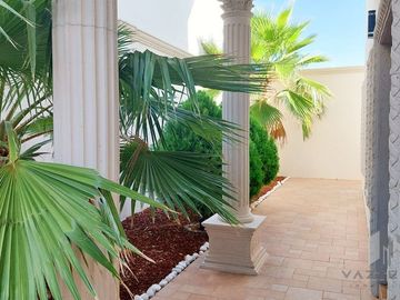 VENTA DE AMPLIA CASA EN RINCON DE LAS LOMAS