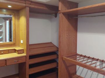 VENTA DE AMPLIA CASA EN RINCON DE LAS LOMAS