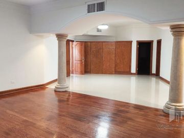 VENTA DE AMPLIA CASA EN RINCON DE LAS LOMAS
