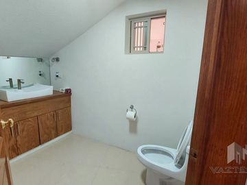 VENTA DE AMPLIA CASA EN RINCON DE LAS LOMAS
