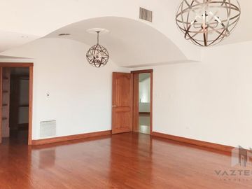 VENTA DE AMPLIA CASA EN RINCON DE LAS LOMAS