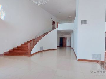 VENTA DE AMPLIA CASA EN RINCON DE LAS LOMAS
