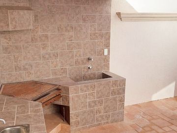VENTA DE AMPLIA CASA EN RINCON DE LAS LOMAS