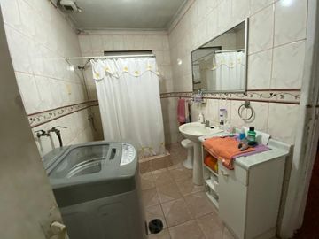Gran casa con destino comercial y Habitacional , 300 m2 terreno y 156 m2 construídos.