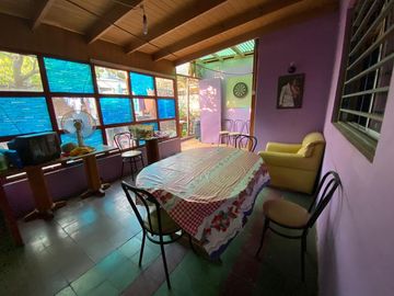 Gran casa con destino comercial y Habitacional , 300 m2 terreno y 156 m2 construídos.