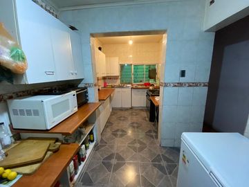 Gran casa con destino comercial y Habitacional , 300 m2 terreno y 156 m2 construídos.