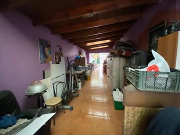 Gran casa con destino comercial y Habitacional , 300 m2 terreno y 156 m2 construídos.